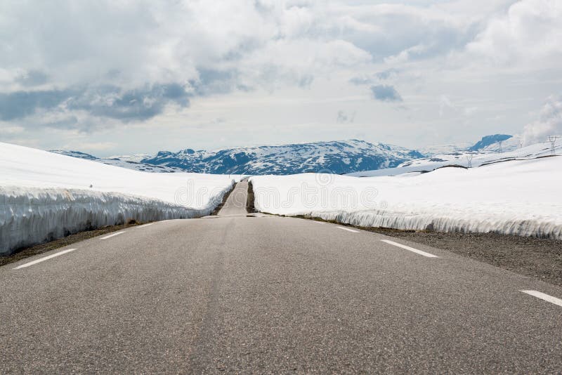 Camino a través de la nieve, ruta turística nacional Aurlandsfjellet, Noruega de la montaña fotografía de archivo Camino a través de la nieve, ruta turística nacional Aurlandsfjellet, Noruega de la montaña fotografía de archivo