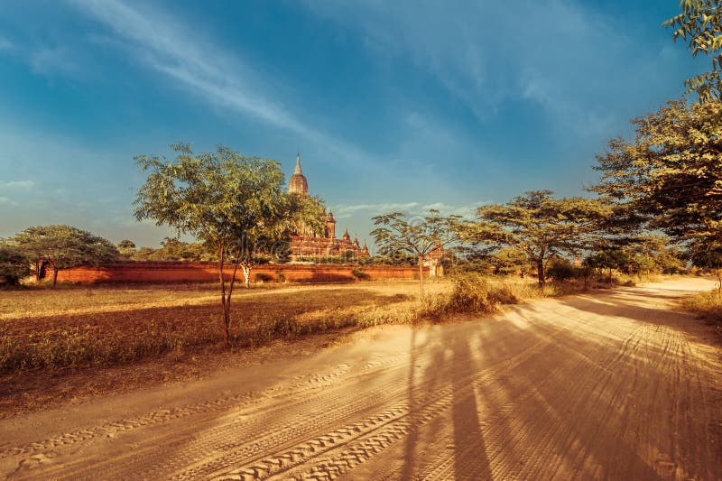 Camino vacío que pasa con paisaje rural debajo del cielo de la puesta del sol myanmar imagenes de archivo Camino vacío que pasa con paisaje rural debajo del cielo de la puesta del sol myanmar imagenes de archivo