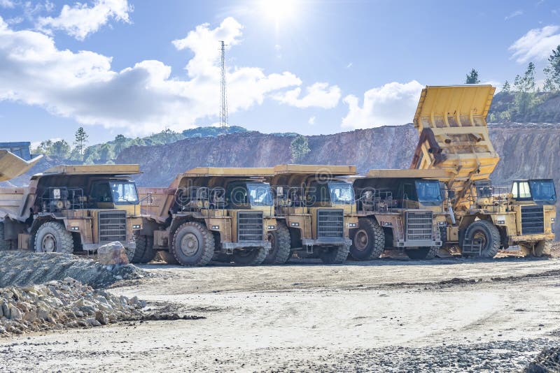 Camioane miniere și mașini din Corta atalaya și puțul minier. excavarea în profunzime a piritului și extragerea mineralelor proven stock photo