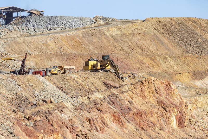 Camioane miniere și mașini din Corta atalaya și puțul minier. excavarea în profunzime a piritului și extragerea mineralelor proven stock image