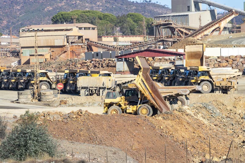 Camioane miniere și mașini din Corta atalaya și puțul minier. excavarea în profunzime a piritului și extragerea mineralelor proven royalty free stock photo