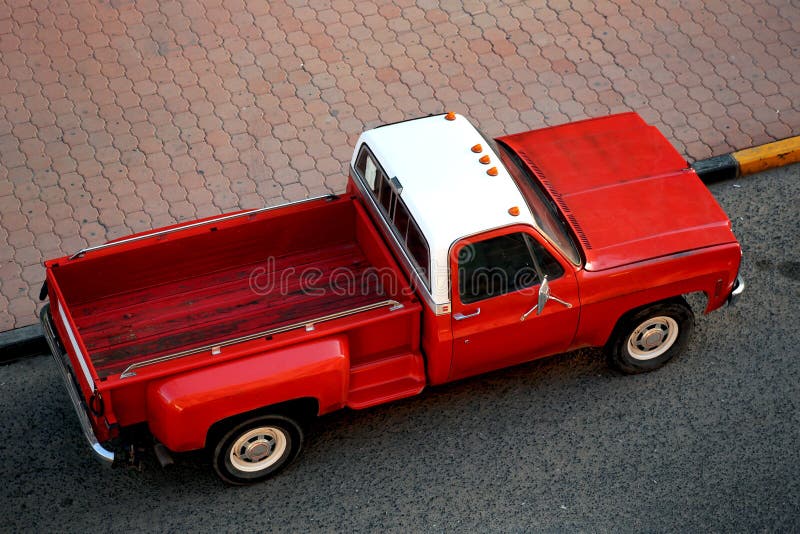 Camion Aereo Di Vintage Bianco E Rosso fotografia stock Camion Aereo Di Vintage Bianco E Rosso fotografia stock