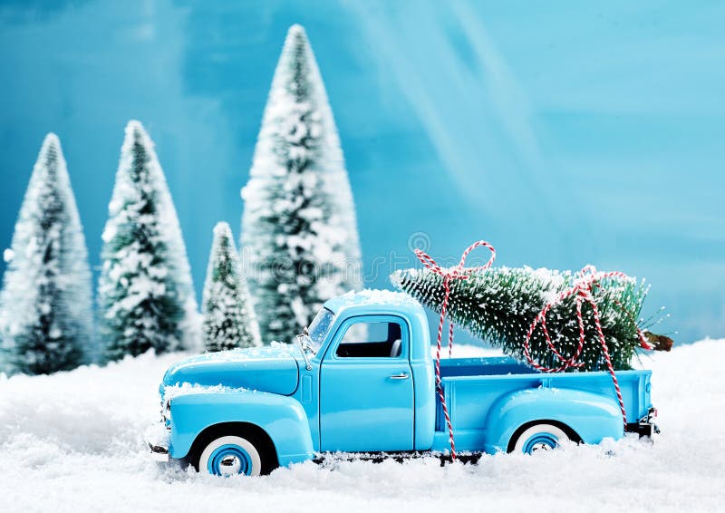 Camion albastru vechi de jucărie cu pom de Crăciun stock image
