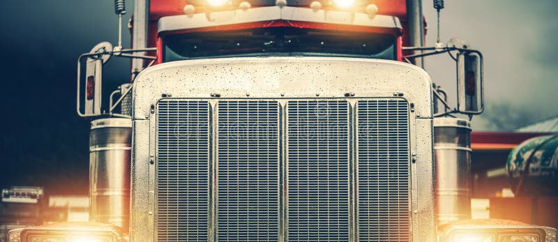 Camion americano brillante dei semi immagini stock