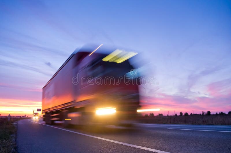 Camion au coucher du soleil photos libres de droits Camion au coucher du soleil photos libres de droits
