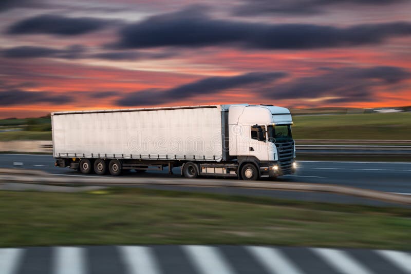 Camion avec le récipient sur la route, concept de transport de cargaison images stock Camion avec le récipient sur la route, concept de transport de cargaison images stock