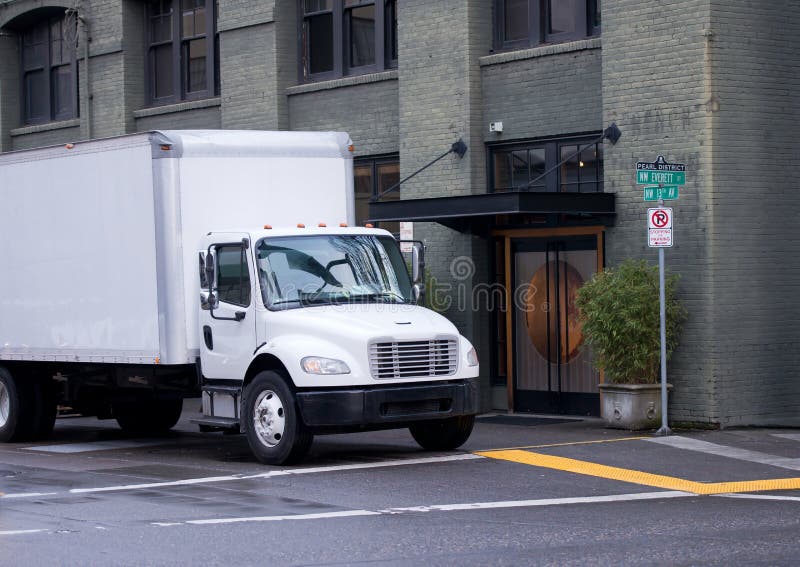 Camion bianco dei semi di consegna di dimensione del mddle con il rimorchio della scatola sulla st della città