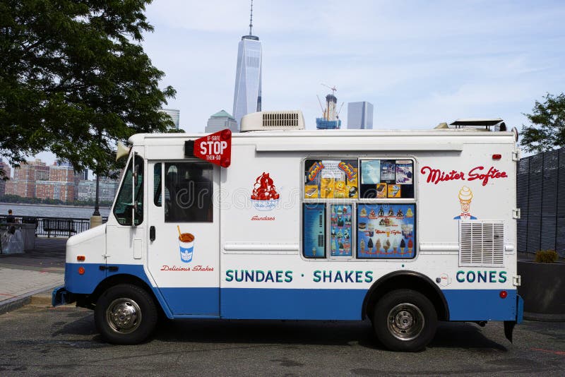 Camion blanc de crème glacée de Monsieur Softee à Jersey City avec New York photos libres de droits Camion blanc de crème glacée de Monsieur Softee à Jersey City avec New York photos libres de droits