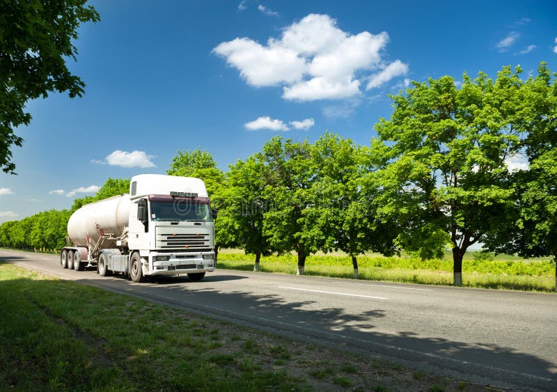 Camion blanc sur la route d'été image libre de droits Camion blanc sur la route d'été image libre de droits