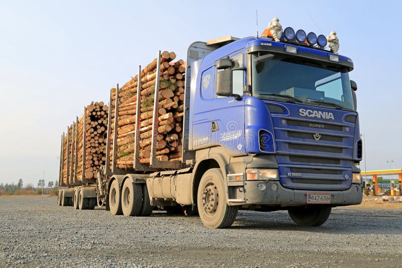 Camion bleu de bois de construction de Scania V8 photo libre de droits Camion bleu de bois de construction de Scania V8 photo libre de droits