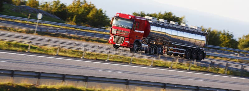 Camion-citerne, bateau-citerne, sur le mouvement photographie stock libre de droits Camion-citerne, bateau-citerne, sur le mouvement photographie stock libre de droits