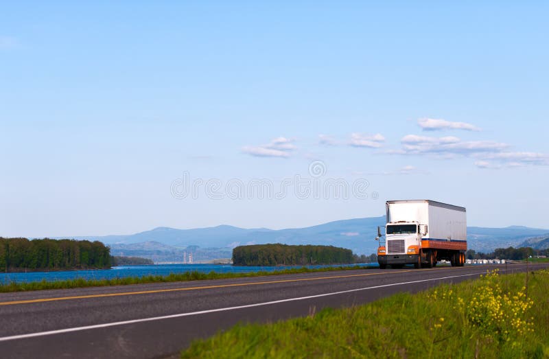 Camion classique sur la route avec le beau paysage image libre de droits Camion classique sur la route avec le beau paysage image libre de droits
