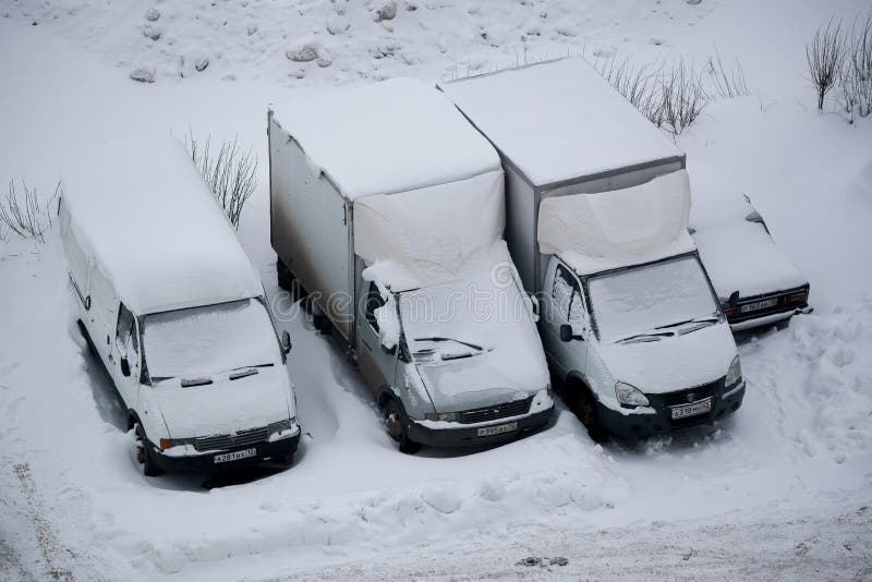 Camion coperti di neve
