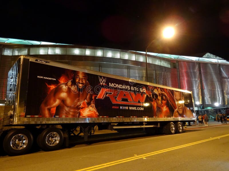Camion crudo di WWE con l'immagine di Kofi Kingston e di John Cena dal lato fuori immagine stock Camion crudo di WWE con l'immagine di Kofi Kingston e di John Cena dal lato fuori immagine stock