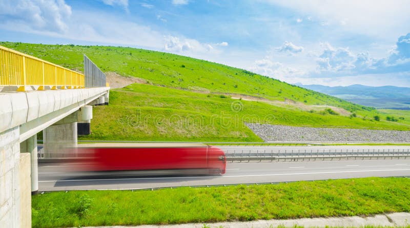 Camion d'accelerazione sulla strada principale immagine stock Camion d'accelerazione sulla strada principale immagine stock