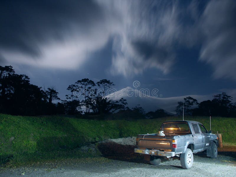 Camion dans le clair de lune près du volcan d'Arenal photo libre de droits Camion dans le clair de lune près du volcan d'Arenal photo libre de droits