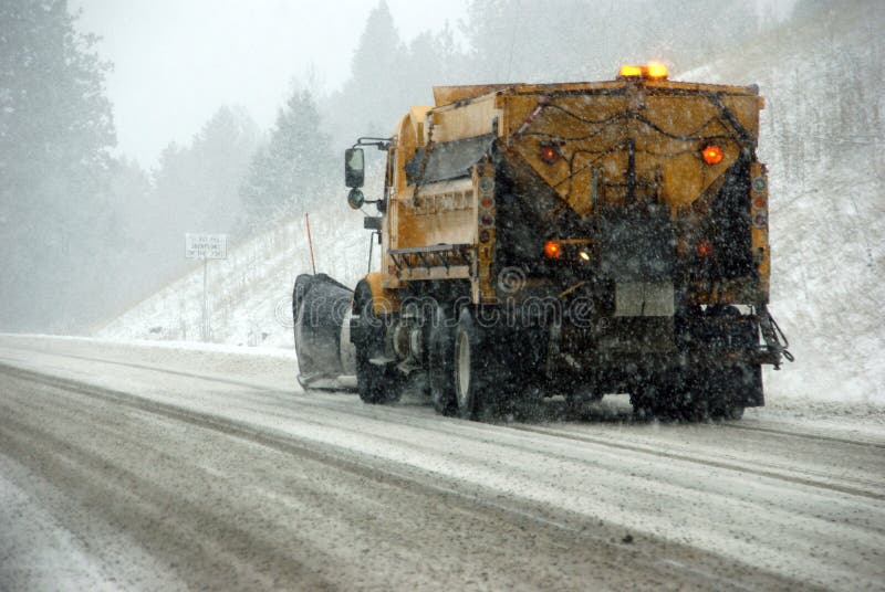 Camion de chasse-neige sur la route glaciale photo libre de droits Camion de chasse-neige sur la route glaciale photo libre de droits