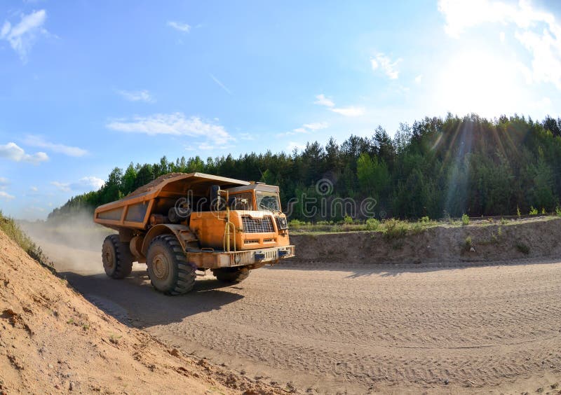 Camion de lucru pentru transportul nisipului în carieră. extracția mineralelor stock photos