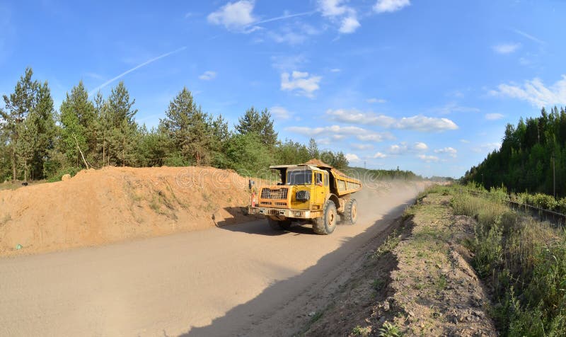 Camion de lucru pentru transportul nisipului în carieră. extracția mineralelor royalty free stock photography