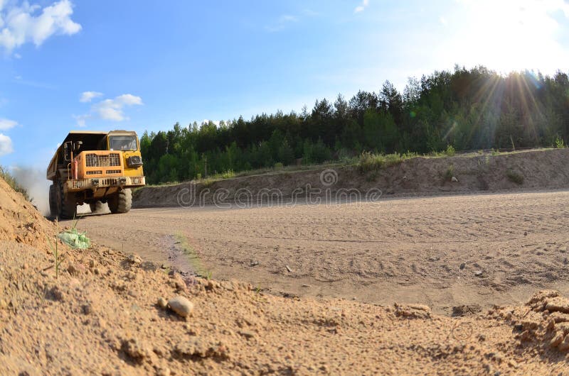 Camion de lucru pentru transportul nisipului în carieră. extracția mineralelor royalty free stock photo