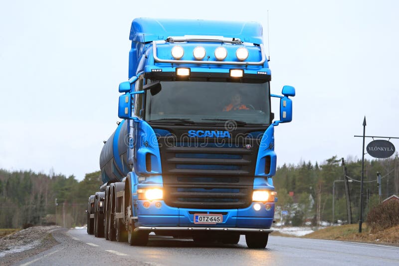 Camion de réservoir bleu de Scania d'avance photo libre de droits Camion de réservoir bleu de Scania d'avance photo libre de droits