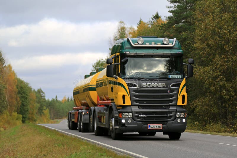 Camion de réservoir de Scania R500 V8 sur Autumn Road image stock Camion de réservoir de Scania R500 V8 sur Autumn Road image stock