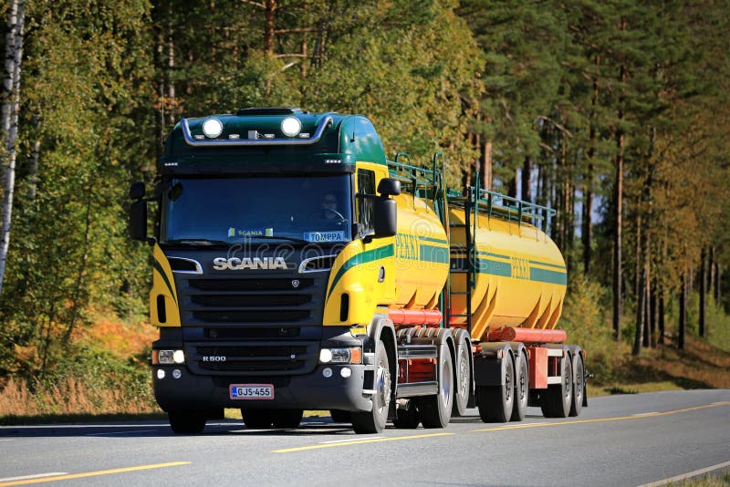 Camion de réservoir de Scania R500 V8 sur la route image stock Camion de réservoir de Scania R500 V8 sur la route image stock