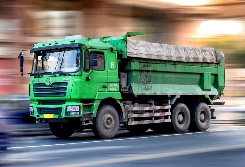 Camion de transport chinois d'industrie lourde photo stock Camion de transport chinois d'industrie lourde photo stock