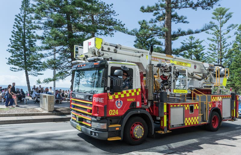 Camion dei vigili del fuoco di virile sulla strada, Sydney Australia fotografia stock libera da diritti Camion dei vigili del fuoco di virile sulla strada, Sydney Australia fotografia stock libera da diritti