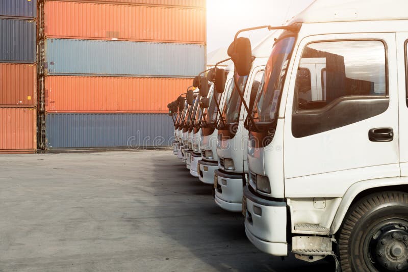 Camion del contenitore in deposito a porto Backgr di importazioni-esportazioni di logistica fotografie stock libere da diritti Camion del contenitore in deposito a porto Backgr di importazioni-esportazioni di logistica fotografie stock libere da diritti
