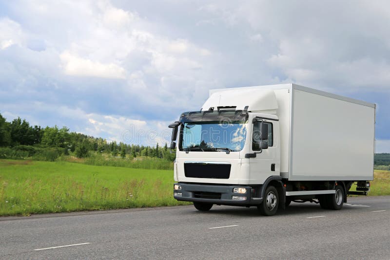 Camion di consegna commerciale bianco sulla strada fotografia stock Camion di consegna commerciale bianco sulla strada fotografia stock
