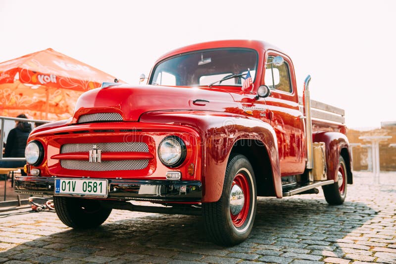 Camion di R-serie della mietitrice di Front View Of Red International parcheggiato immagine stock libera da diritti Camion di R-serie della mietitrice di Front View Of Red International parcheggiato immagine stock libera da diritti