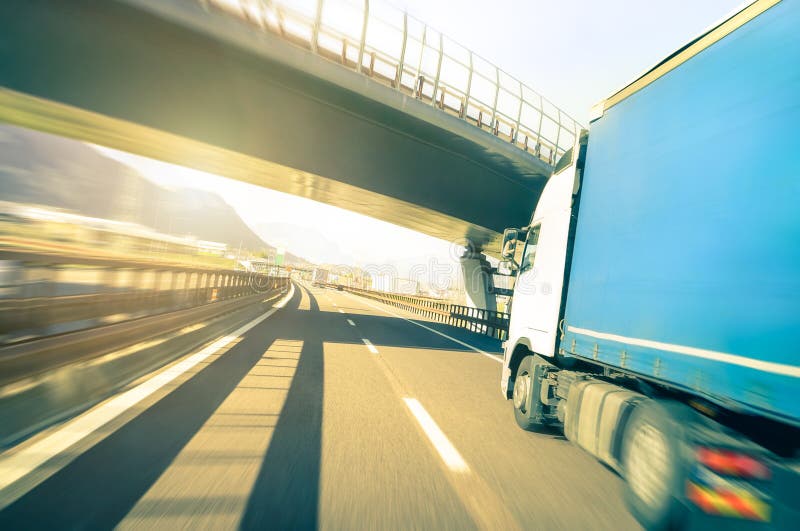 Camion generico dei semi che accelera sulla strada principale - concetto logistico di trasporto fotografie stock libere da diritti