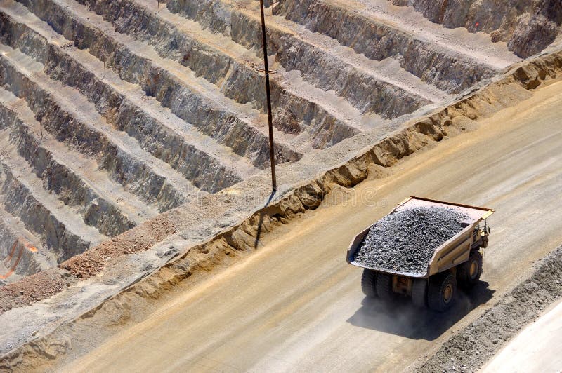 Camion gigante del minerale metallifero fotografia stock Camion gigante del minerale metallifero fotografia stock