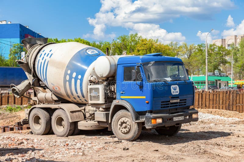 Camion KAMAZ de mélangeur concret à la construction de la route photographie stock libre de droits Camion KAMAZ de mélangeur concret à la construction de la route photographie stock libre de droits