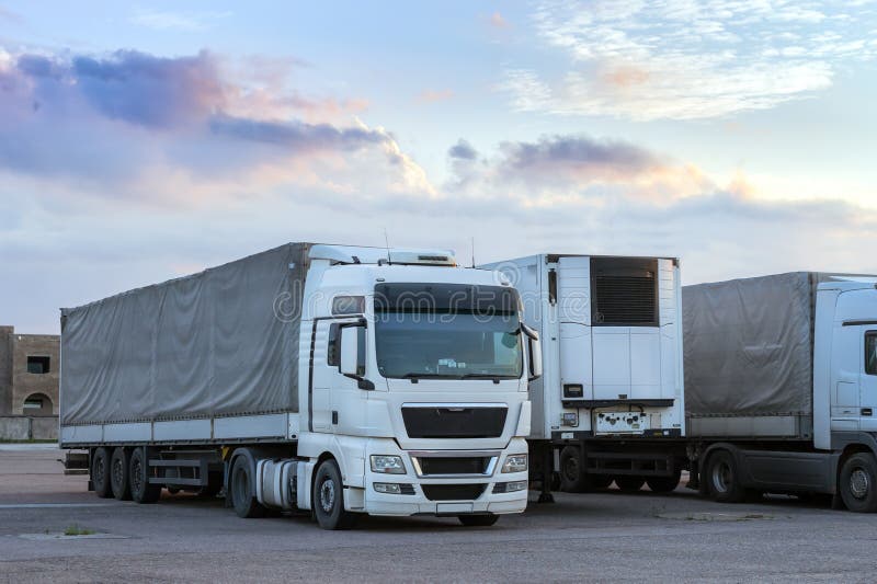 Camion Lourd Avec La Remorque Photo stock - Image du lourd, voiture: 85144382