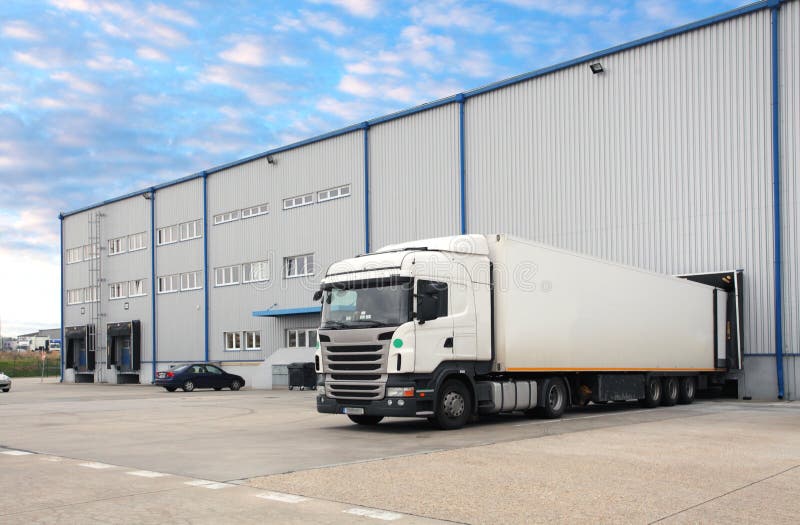 Camion in magazzino fotografia stock libera da diritti Camion in magazzino fotografia stock libera da diritti