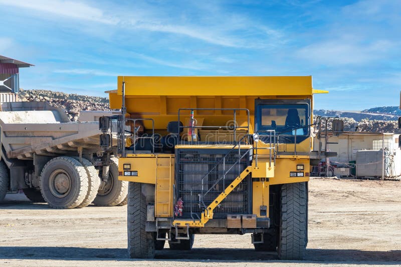Camion minier din Corta atalaya, mină deschisă. excavarea în profunzime a piritului și extracția mineralelor de cupru și aur în stock photography