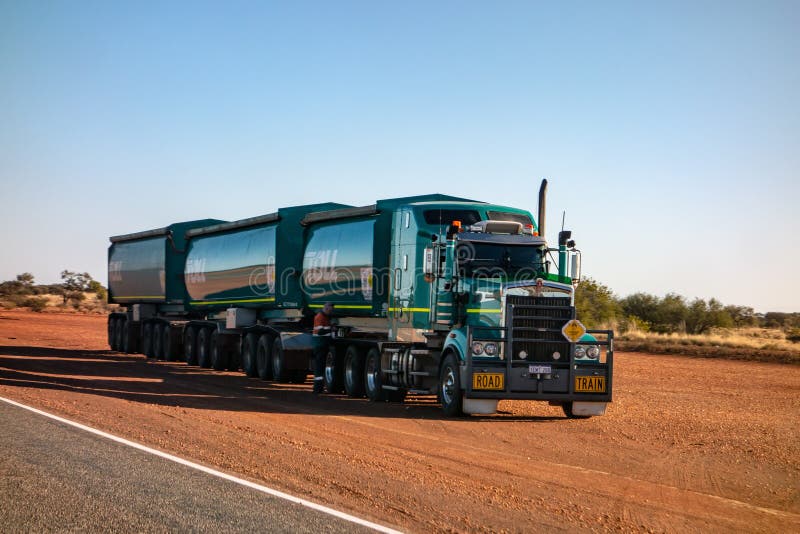 Camion pesante verde di Kenworth della società del tributo che trasporta onere gravoso estremamente in Australia occidentale immagini stock libere da diritti Camion pesante verde di Kenworth della società del tributo che trasporta onere gravoso estremamente in Australia occidentale immagini stock libere da diritti