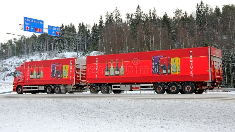 Camion rouge de Scania avec des remorques de vin sur la route images libres de droits Camion rouge de Scania avec des remorques de vin sur la route images libres de droits
