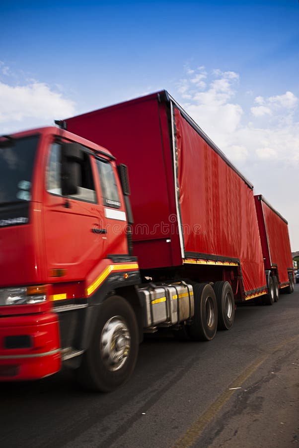 Camion rouge lourd de marchandises en transit -