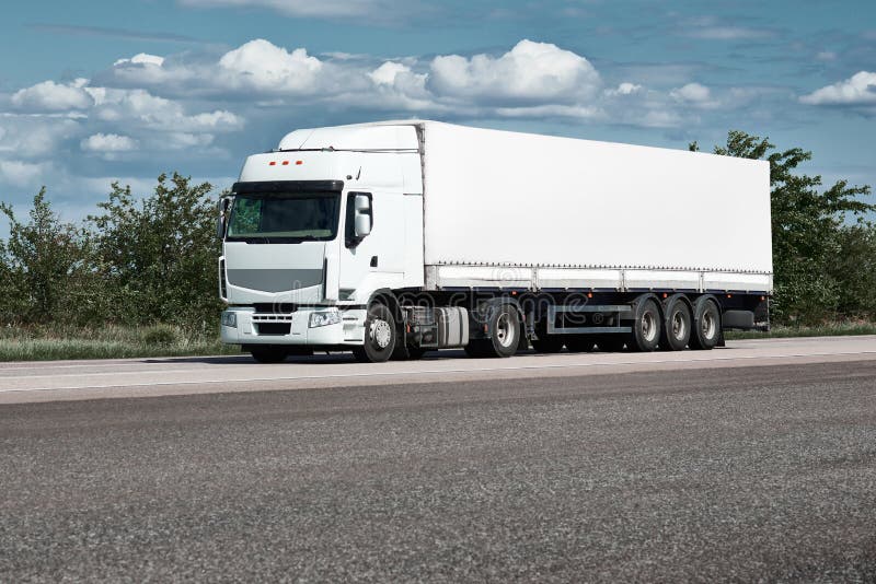 Camion sur la route, ciel bleu, concept de transport de cargaison photographie stock libre de droits Camion sur la route, ciel bleu, concept de transport de cargaison photographie stock libre de droits