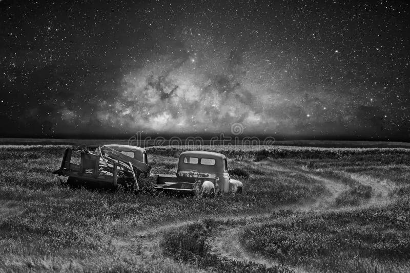 Camiones u del vintage estimados un cielo estrellado fotos de archivo Camiones u del vintage estimados un cielo estrellado fotos de archivo