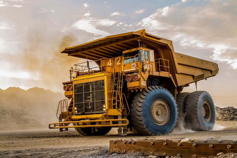 Camiones volquete grandes de la explotación minera para transportar rocas del mineral