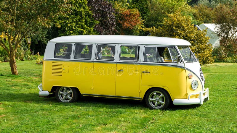 Camionete de campista amarela estacionada no parque, Devon do transportador de Volkswagen do vintage clássico, Reino Unido, o 26 foto de stock royalty free Camionete de campista amarela estacionada no parque, Devon do transportador de Volkswagen do vintage clássico, Reino Unido, o 26 foto de stock royalty free