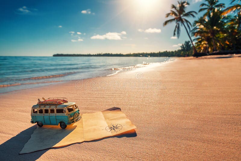 A camionete diminuta do vintage e o tesouro velho traçam na praia tropical fotos de stock A camionete diminuta do vintage e o tesouro velho traçam na praia tropical fotos de stock