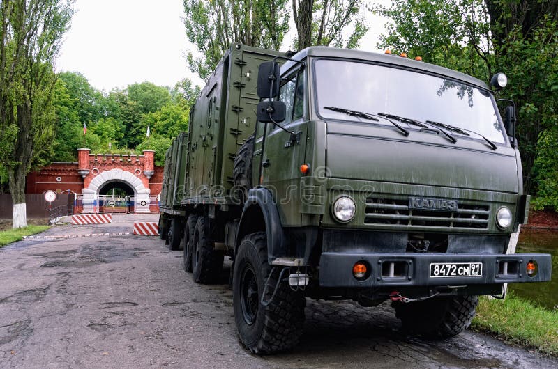 Camions d'armée russes près de citadelle de Pillau dans Baltiysk, région de Kaliningrad, Russie photographie stock libre de droits Camions d'armée russes près de citadelle de Pillau dans Baltiysk, région de Kaliningrad, Russie photographie stock libre de droits