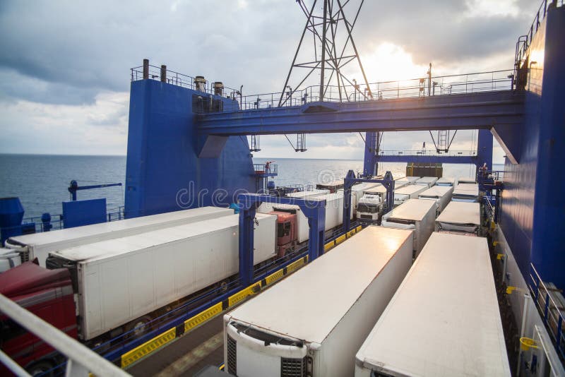 Camions sur le ferry-boat photo stock Camions sur le ferry-boat photo stock