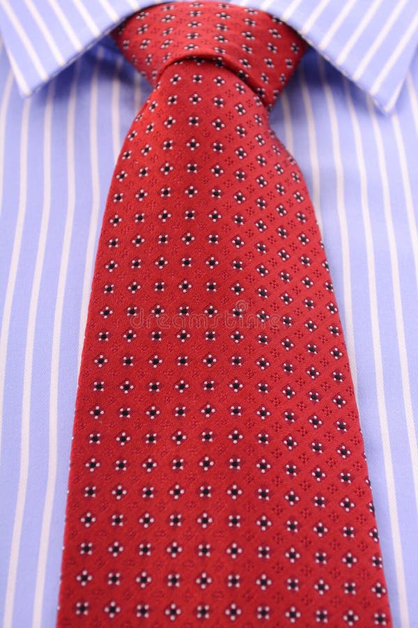 Camisa del lazo para hombre rojo y de la raya azul imagenes de archivo Camisa del lazo para hombre rojo y de la raya azul imagenes de archivo