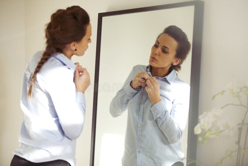 Mulher atraente vestindo camisa imagem de stock